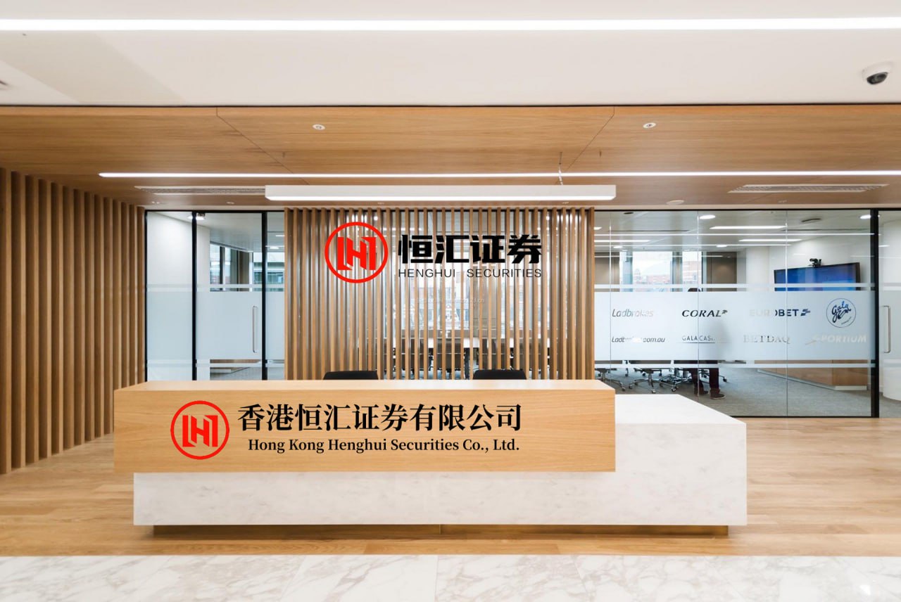 联华证券官网 华山脚下“一碗米饭26块”？游客腿软心更凉！4月6日晚，7个刚从华山下来的游客，累到腿抖，只想吃口热饭。点菜没问题，牛肉正常价；可要了三大盆米饭，结账时傻眼——78块！一盆26！菜单上清清楚楚：小份米饭3元。可“大盆”没标价！结账单更魔幻——计价单位竟是“1克”“1盅”？...